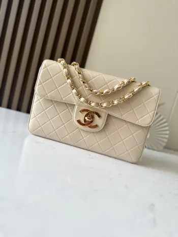 贝嫂同款 Chanel 绝版大金扣包现货 Chanel Classic Flap Bag是1983年老佛爷接手Chanel后对香奈儿女士的设计稍作改动后重新推出的作品 也是老佛爷本人最得意的开山之作 其中很受明星们和博主们欢迎的就是这款大号CF了它的亮点在于这个镀金的大双C logo 现在专柜版的CF已经没有这样的设计了 都是小双c 贝嫂就很喜欢把这款包的链子收短 当手包使用 其采用双面口盖设计 容量在链条包中算非常大 自重很轻 可单肩 斜挎 也可以把手链收短变手提包推荐入手贝嫂包 尺寸 30.21.8cm编号 A2222 羊皮珠光杏