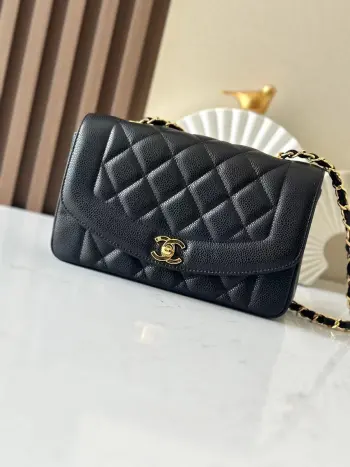 Chane 中古CF链条包 黑色 球纹软软糯糯的牛皮搭配金色五金绝对是精致 特立又独行 感觉像背着个有故事的古董包 出门特别有范儿   皮链搭配 手提斜挎随意切换 还可以单肩 尺寸 22.5 14 7cm 编号 A2221 黑色球纹
