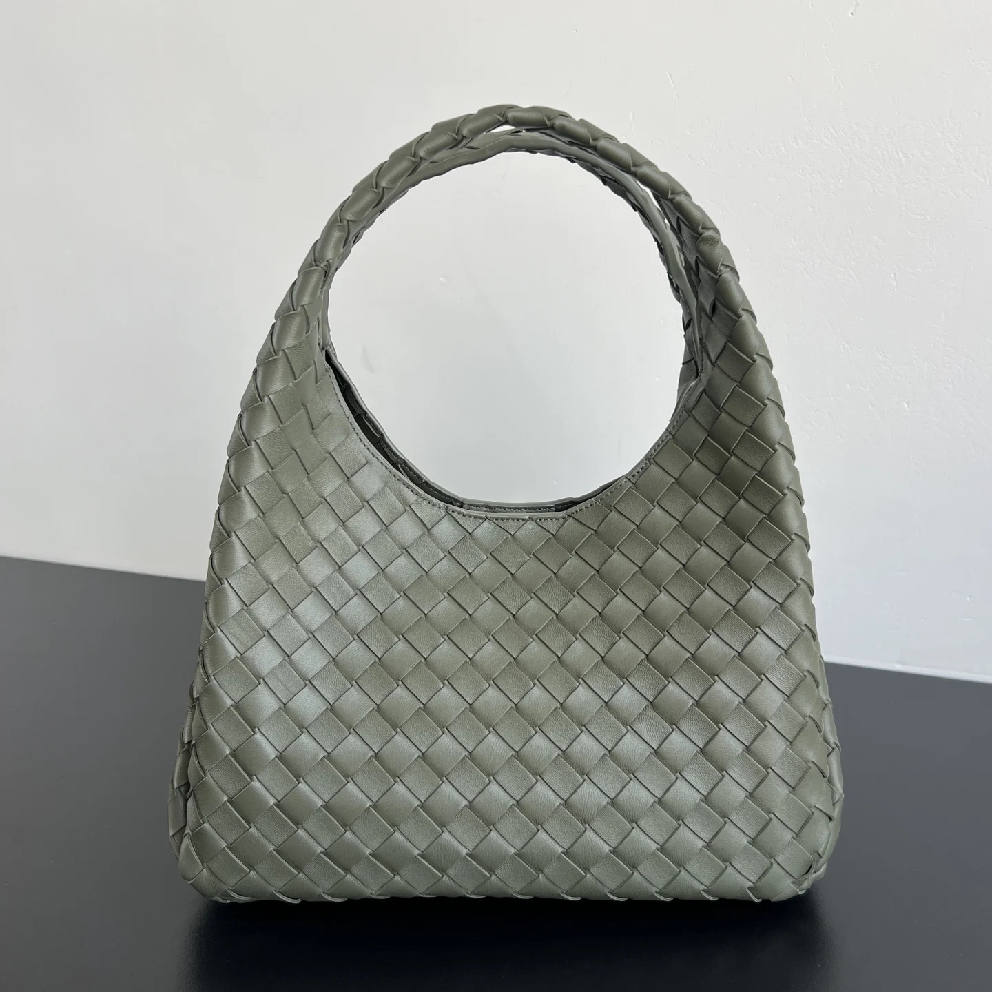 原单BV女包|高仿BV女包|精仿BV女包|一比一BV女包BV新品 Campana手袋  844249  经典回归的Campana手袋复古有魅力  灵感来源04年的经典馆藏 每一根皮条都是用两层Nappa小羊皮制成  展现着内外全编织的极致工艺 包身超级轻盈 采用皮革系带开合 配有隐藏式磁扣 拥有两种形态可切换 容量大到惊人 不管是日常出行 还是旅行放各种小物   都能轻松搞定 通勤约会两手抓 随手拎出法式慵懒  尺寸 33x20x16.5