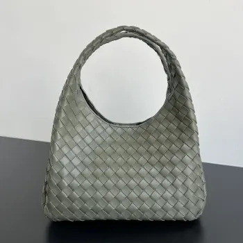 BV新品 Campana手袋  844249  经典回归的Campana手袋复古有魅力  灵感来源04年的经典馆藏 每一根皮条都是用两层Nappa小羊皮制成  展现着内外全编织的极致工艺 包身超级轻盈 采用皮革系带开合 配有隐藏式磁扣 拥有两种形态可切换 容量大到惊人 不管是日常出行 还是旅行放各种小物   都能轻松搞定 通勤约会两手抓 随手拎出法式慵懒  尺寸 33x20x16.5