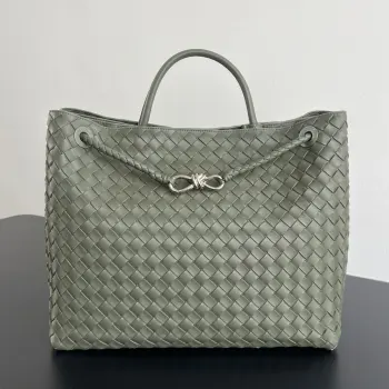 Bottega Veneta 2023春夏新款Andiamo手袋  众多明星同款  743575  经典的全身皮革编织搭配金色绳结扣 够沉稳也够潇洒整体皆由Nappa羊皮革制成 舒适柔软且富有动感 可滑动的金属绳结扣可以调整肩带 单肩 手伶 斜挎 多种背法 包身容量大 通勤 日常 出游都很合适 这款包分为小号 中号  大号 总有一款适合你  那就带我走叭  尺寸:45*22*34