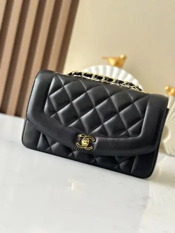 Chane 中古CF链条包 黑色 羊皮软软糯糯的牛皮搭配金色五金绝对是精致 特立又独行 感觉像背着个有故事的古董包 出门特别有范儿   皮链搭配 手提斜挎随意切换 还可以单肩 尺寸 22.5 14 7cm 编号 A2221 黑色羊皮