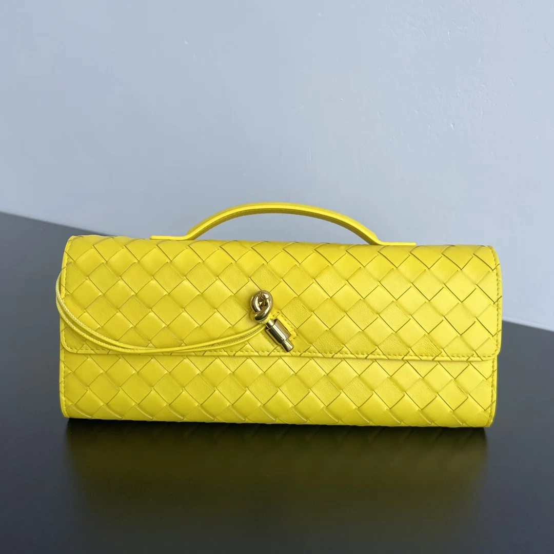 原单BV钱包|高仿BV钱包|精仿BV钱包|一比一BV钱包 Bv Clutch 长款手拿包 741511  配有提手 手拿包的设计体现了精致与高级的品味 采用精致工艺intreccio编织羊皮革  即可手拿也可手提或夹腋下 金属绳结点缀 散发出气质与高贵   内里配有拉链隔层 是你日常生活的的好伴侣         无论你是走在红毯上还是参加晚宴 它都会为你增添一份独特的魅力 尺寸 31x13x3