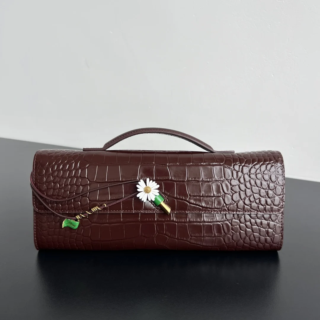 原单BV钱包|高仿BV钱包|精仿BV钱包|一比一BV钱包BV新品 Andiamo Clutch 鳄鱼纹小皱菊手拿包  836810  一款特别的Andiamo手包 独特的鳄鱼皮纹理光泽度极强 搭配立体精致的花卉小菊花 再用手工珐琅彩绘 每一片花瓣都像真花一样水灵灵 给手袋加入了珠宝般的点缀 拿在手上自带仙气滤镜 当小皱菊和硬朗有型羊皮编织碰撞 极富有自然气息和精美工艺 它不仅是一个包 是一个艺术品 更是一个自己审美的品味 尺寸 31x13x3