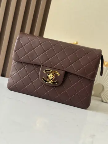 贝嫂同款 Chanel 绝版大金扣背包包现货 Chanel Classic Flap Bag是1983年老佛爷接手Chanel后对香奈儿女士的设计稍作改动后重新推出的作品 也是老佛爷本人最得意的开山之作 其中很受明星们和博主们欢迎的就是这款大号CF了它的亮点在于这个镀金的大双C logo 现在专柜版的CF已经没有这样的设计了 都是小双c 贝嫂就很喜欢把这款包的链子收短 当手包使用 其采用双面口盖设计 容量在链条包中算非常大 自重很轻 可单肩 斜挎 也可以把手链收短变手提包推荐入手贝嫂包 尺寸 30.21.8cm 编号 A2219 棕色羊皮背包
