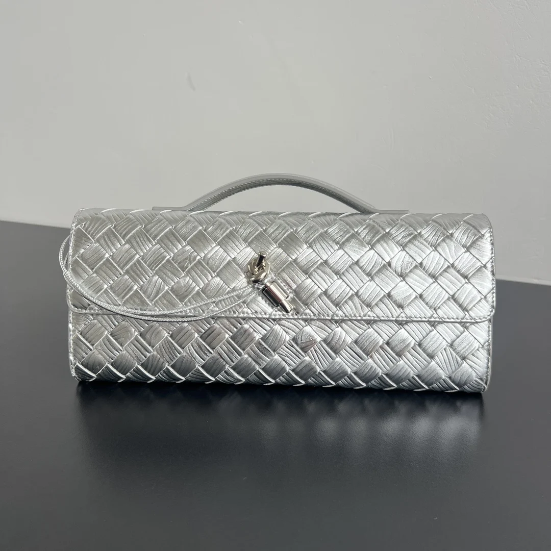 原单BV钱包|高仿BV钱包|精仿BV钱包|一比一BV钱包 Bv 水波纹 Clutch 长款手拿包 741511  Clutch手拿包又出新皮纹啦 在经典编织上增加了褶皱纹理点缀 视觉上极具层次感与艺术感 羊皮材质还是一如既往的细腻柔软 修长的手拿包造型 即可手提或夹腋下 金属绳结点缀 散发出气质与高贵   内里配有卡槽隔层 是你日常生活的的好伴侣         无论你是走在红毯上还是参加晚宴 它都会为你增添一份独特的魅力 尺寸 31x13x3