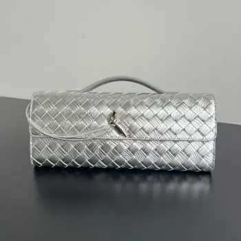  Bv 水波纹 Clutch 长款手拿包 741511  Clutch手拿包又出新皮纹啦 在经典编织上增加了褶皱纹理点缀 视觉上极具层次感与艺术感 羊皮材质还是一如既往的细腻柔软 修长的手拿包造型 即可手提或夹腋下 金属绳结点缀 散发出气质与高贵   内里配有卡槽隔层 是你日常生活的的好伴侣         无论你是走在红毯上还是参加晚宴 它都会为你增添一份独特的魅力 尺寸 31x13x3