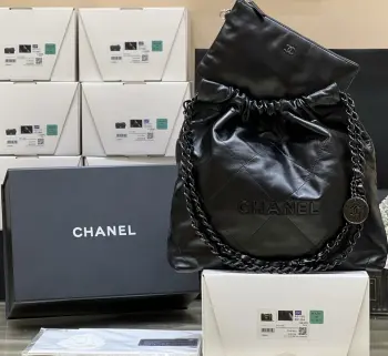 纯原厂22k垃圾袋新颜色啦正品开发 无色差黑色皮配枪色五金 简直绝配小号正品 35500购入独家原厂方框小牛皮本季最火最值得入手的系列 它的名字叫22 bag 小香凡是以数字命名的都必火爆也一定会成为经典超级时尚和大气 非常好搭配 那就对啦背上就是顶流 小号编号AS3260尺寸35x37x7cm
