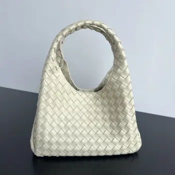 BV新品 Campana手袋  844249  经典回归的Campana手袋复古有魅力  灵感来源04年的经典馆藏 每一根皮条都是用两层Nappa小羊皮制成  展现着内外全编织的极致工艺 包身超级轻盈 采用皮革系带开合 配有隐藏式磁扣 拥有两种形态可切换 容量大到惊人 不管是日常出行 还是旅行放各种小物   都能轻松搞定 通勤约会两手抓 随手拎出法式慵懒  尺寸 33x20x16.5