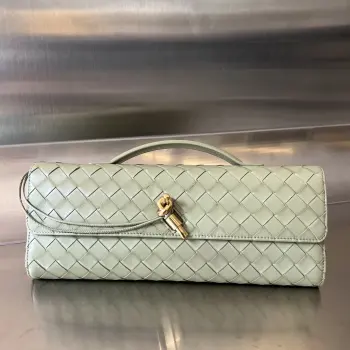  Bv Clutch 长款手拿包 741511  配有提手 手拿包的设计体现了精致与高级的品味 采用精致工艺intreccio编织羊皮革  即可手拿也可手提或夹腋下 金属绳结点缀 散发出气质与高贵   内里配有拉链隔层 是你日常生活的的好伴侣         无论你是走在红毯上还是参加晚宴 它都会为你增添一份独特的魅力 尺寸 31x13x3