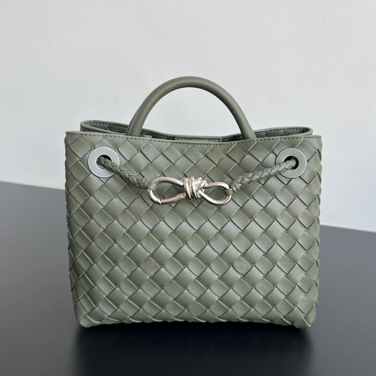 原单BV女包|高仿BV女包|精仿BV女包|一比一BV女包Bottega Veneta 2023春夏新款Andiamo手袋  众多明星同款  743568  经典的全身皮革编织搭配金色绳结扣 够沉稳也够潇洒整体皆由Nappa羊皮革制成 舒适柔软且富有动感 可滑动的金属绳结扣可以调整肩带 单肩 手伶 斜挎 多种背法 包身容量大 通勤 日常 出游都很合适 这款包分为小号 中号  大号 总有一款适合你  那就带我走叭  尺寸:25x22x10.5