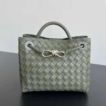 Bottega Veneta 2023春夏新款Andiamo手袋  众多明星同款  743568  经典的全身皮革编织搭配金色绳结扣 够沉稳也够潇洒整体皆由Nappa羊皮革制成 舒适柔软且富有动感 可滑动的金属绳结扣可以调整肩带 单肩 手伶 斜挎 多种背法 包身容量大 通勤 日常 出游都很合适 这款包分为小号 中号  大号 总有一款适合你  那就带我走叭  尺寸:25x22x10.5