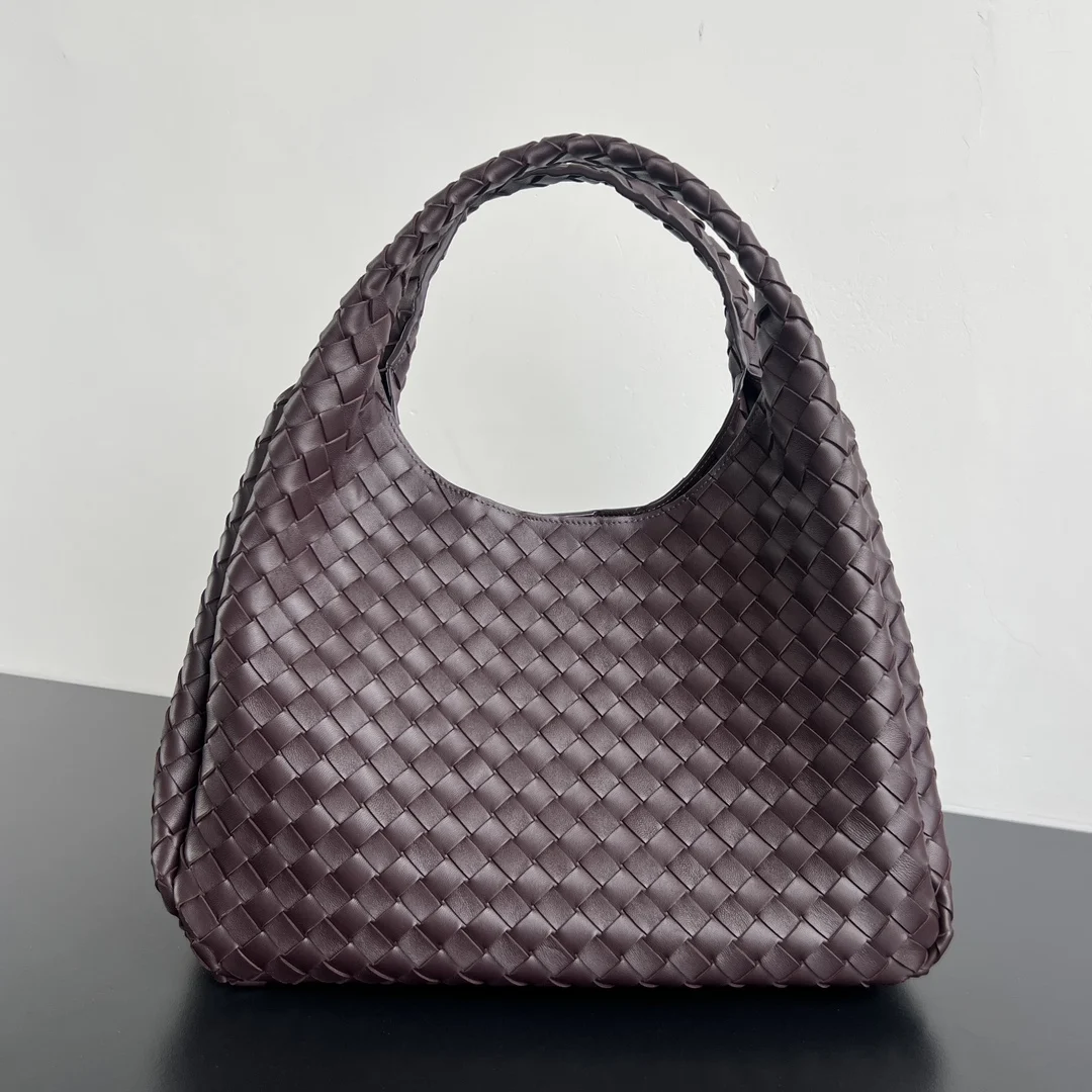原单BV女包|高仿BV女包|精仿BV女包|一比一BV女包BV新品 Campana手袋  844250  经典回归的Campana手袋复古有魅力  灵感来源04年的经典馆藏 每一根皮条都是用两层Nappa小羊皮制成  展现着内外全编织的极致工艺 包身超级轻盈 采用皮革系带开合 配有隐藏式磁扣 拥有两种形态可切换 容量大到惊人 不管是日常出行 还是旅行放各种小物   都能轻松搞定 通勤约会两手抓 随手拎出法式慵懒  尺寸 39x25x18.5