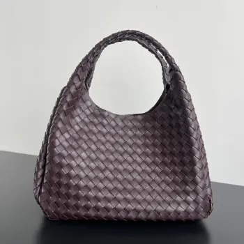 BV新品 Campana手袋  844250  经典回归的Campana手袋复古有魅力  灵感来源04年的经典馆藏 每一根皮条都是用两层Nappa小羊皮制成  展现着内外全编织的极致工艺 包身超级轻盈 采用皮革系带开合 配有隐藏式磁扣 拥有两种形态可切换 容量大到惊人 不管是日常出行 还是旅行放各种小物   都能轻松搞定 通勤约会两手抓 随手拎出法式慵懒  尺寸 39x25x18.5