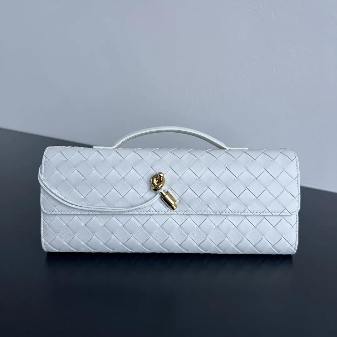 原单BV钱包|高仿BV钱包|精仿BV钱包|一比一BV钱包 Bv Clutch 长款手拿包 741511  配有提手 手拿包的设计体现了精致与高级的品味 采用精致工艺intreccio编织羊皮革  即可手拿也可手提或夹腋下 金属绳结点缀 散发出气质与高贵   内里配有拉链隔层 是你日常生活的的好伴侣         无论你是走在红毯上还是参加晚宴 它都会为你增添一份独特的魅力 尺寸 31x13x3