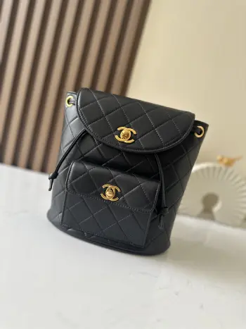 Chane Vintage双肩包 毫不夸张的说 这是一款可以传宗接代的vintage背包 经典双c logo 菱格纹 搭配金色金属 皮链肩带质感十足 小羊皮柔软细腻 忍不住想要拥有并呵护它 一年四季都能用 任何风格都能驾驭 包柜里必须得有它 尺寸21 10 20.5cm A2210 黑色羊皮.