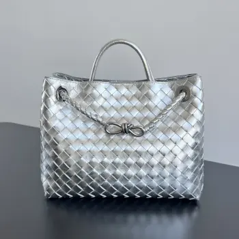 Bottega Veneta Andiamo银色编织手袋  众多明星同款  743572  眼前一亮又一亮的感觉 太高级啦 搭配金色绳结扣 够沉稳也够潇洒整体皆由Nappa羊皮革制成 舒适柔软且富有动感 可滑动的金属绳结扣可以调整肩带 单肩 手伶 斜挎 多种背法 包身容量大 通勤 日常 出游都很合适 这款包分为小号 中号  大号 总有一款适合你  那就带我走叭  尺寸:32.5x24x12