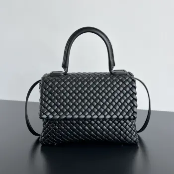  B家776783秋冬新款Patti top handle 编织盖头手提包 可单肩 手提 斜挎肩带可以随意拆卸 优雅干练 也是休闲商务万能搭配 内饰有一个拉链隔层 容量大 搭配秋冬大衣外套也是绝配 背上身让你美到没朋友 路人都会羡慕 size 19*26*11cm