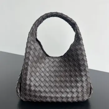 BV新品 Campana手袋  844249  经典回归的Campana手袋复古有魅力  灵感来源04年的经典馆藏 每一根皮条都是用两层Nappa小羊皮制成  展现着内外全编织的极致工艺 包身超级轻盈 采用皮革系带开合 配有隐藏式磁扣 拥有两种形态可切换 容量大到惊人 不管是日常出行 还是旅行放各种小物   都能轻松搞定 通勤约会两手抓 随手拎出法式慵懒  尺寸 33x20x16.5