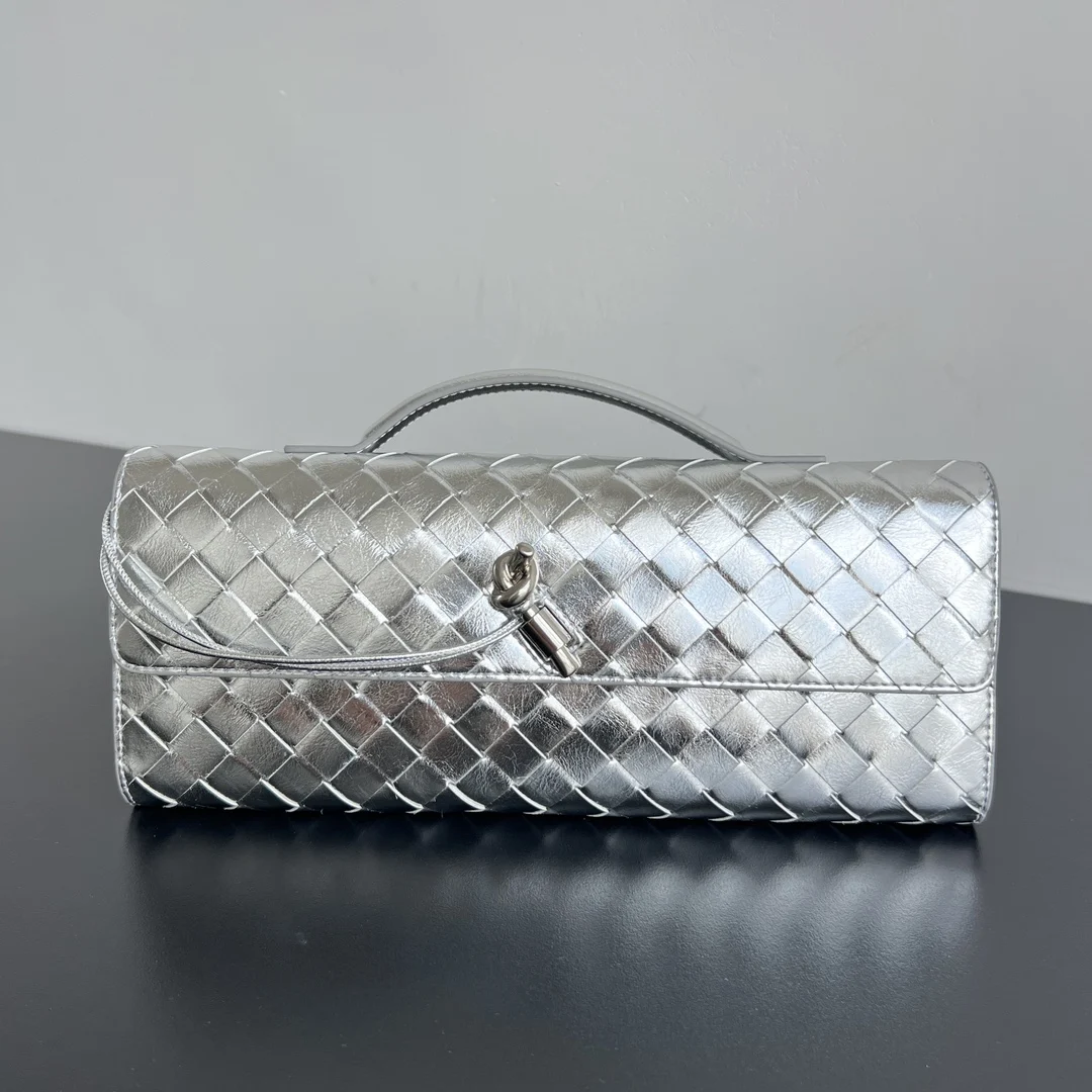 原单BV钱包|高仿BV钱包|精仿BV钱包|一比一BV钱包 Bv Clutch 长款手拿包 741511  配有提手 手拿包的设计体现了精致与高级的品味 采用精致工艺intreccio编织羊皮革  即可手拿也可手提或夹腋下 金属绳结点缀 散发出气质与高贵   内里配有拉链隔层 是你日常生活的的好伴侣         无论你是走在红毯上还是参加晚宴 它都会为你增添一份独特的魅力 尺寸 31x13x3