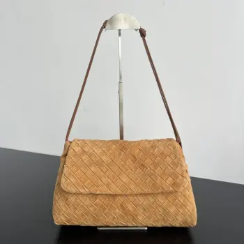  BV新品 麂皮Dustbag  857657   被大家问爆的麂皮垃圾袋来啦 翻盖设计不仅增加了视觉层次感 整体还显的精致而不厚重 包身选用柔软麂皮材质 摸起来软乎乎糯叽叽的 透露着低调雾面高级感 翻盖 抽绳开合方式 整体更加有立体感和安全性 无论是作为单肩包还是斜挎包使用 都能展现出优雅的气质 尺寸 33x19x8 