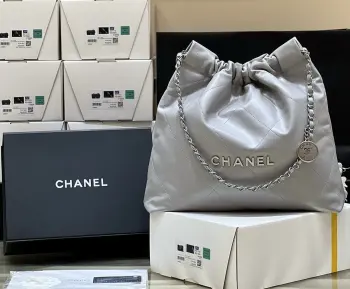 纯原厂  号2022cc 春夏火爆22 bag垃圾袋中号正品 37000购入独家原厂方框小牛皮本季最火最值得入手的系列 它的名字叫22 bag 小香凡是以数字命名的都必火爆也一定会成为经典超级时尚和大气 非常好搭配 那就对啦背上就是顶流 中号编号AS3261尺寸39x42x8cm