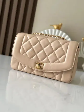 Chane 中古CF链条包 杏色 羊皮软软糯糯的牛皮搭配金色五金绝对是精致 特立又独行 感觉像背着个有故事的古董包 出门特别有范儿   皮链搭配 手提斜挎随意切换 还可以单肩 尺寸 22.5 14 7cm 编号 A2221