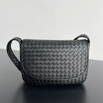 BV 新品 Veneto翻盖斜挎包 843836  细编织一体成型的背带跟包身 完美贴合身形 舒适感满满  丝滑细腻羊皮革材质 超级无敌轻盈 内里设有一个拉链隔层和一个分隔层 翻盖包型容量大且外观大方 没有季节性 没有场合限制 可休闲 可正式  Veneto 静奢的老线风 真的很酷  尺寸 26x18.5x5