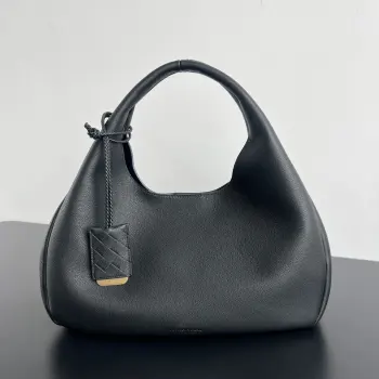 Bv新品 素面Campana 844251 绝对高级皮革 就像棉花糖一样 摸起来松松软软的感觉 采用荷兰小牛皮内里麂皮材质除了非常柔软之外 背起来超级轻盈的 附带编织零钱包 实用又有设计感  这款素面Campana更特别的是 配有小挂饰镜牌 上面还刻有品牌烙印 非常有质感 还可以当镜子使用 小编织挂饰和素面包包搭配 高级感真的无敌了 时髦又喜爱简约的都市女性必入  尺寸 39x24x18 5
