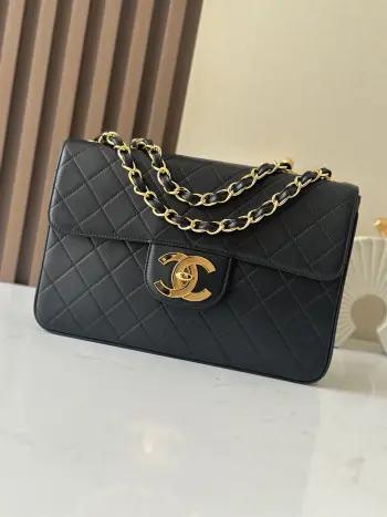 贝嫂同款 Chanel 绝版大金扣包现货 Chanel Classic Flap Bag是1983年老佛爷接手Chanel后对香奈儿女士的设计稍作改动后重新推出的作品 也是老佛爷本人最得意的开山之作 其中很受明星们和博主们欢迎的就是这款大号CF了它的亮点在于这个镀金的大双C logo 现在专柜版的CF已经没有这样的设计了 都是小双c 贝嫂就很喜欢把这款包的链子收短 当手包使用 其采用双面口盖设计 容量在链条包中算非常大 自重很轻 可单肩 斜挎 也可以把手链收短变手提包推荐入手贝嫂包 尺寸 30.21.8cm编号 A2222 黑色羊皮.