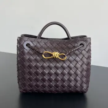  Bottega Veneta 2023春夏新款Andiamo手袋  众多明星同款  743568  经典的全身皮革编织搭配金色绳结扣 够沉稳也够潇洒整体皆由Nappa羊皮革制成 舒适柔软且富有动感 可滑动的金属绳结扣可以调整肩带 单肩 手伶 斜挎 多种背法 包身容量大 通勤 日常 出游都很合适 这款包分为小号 中号  大号 总有一款适合你  那就带我走叭  尺寸:25x22x10.5
