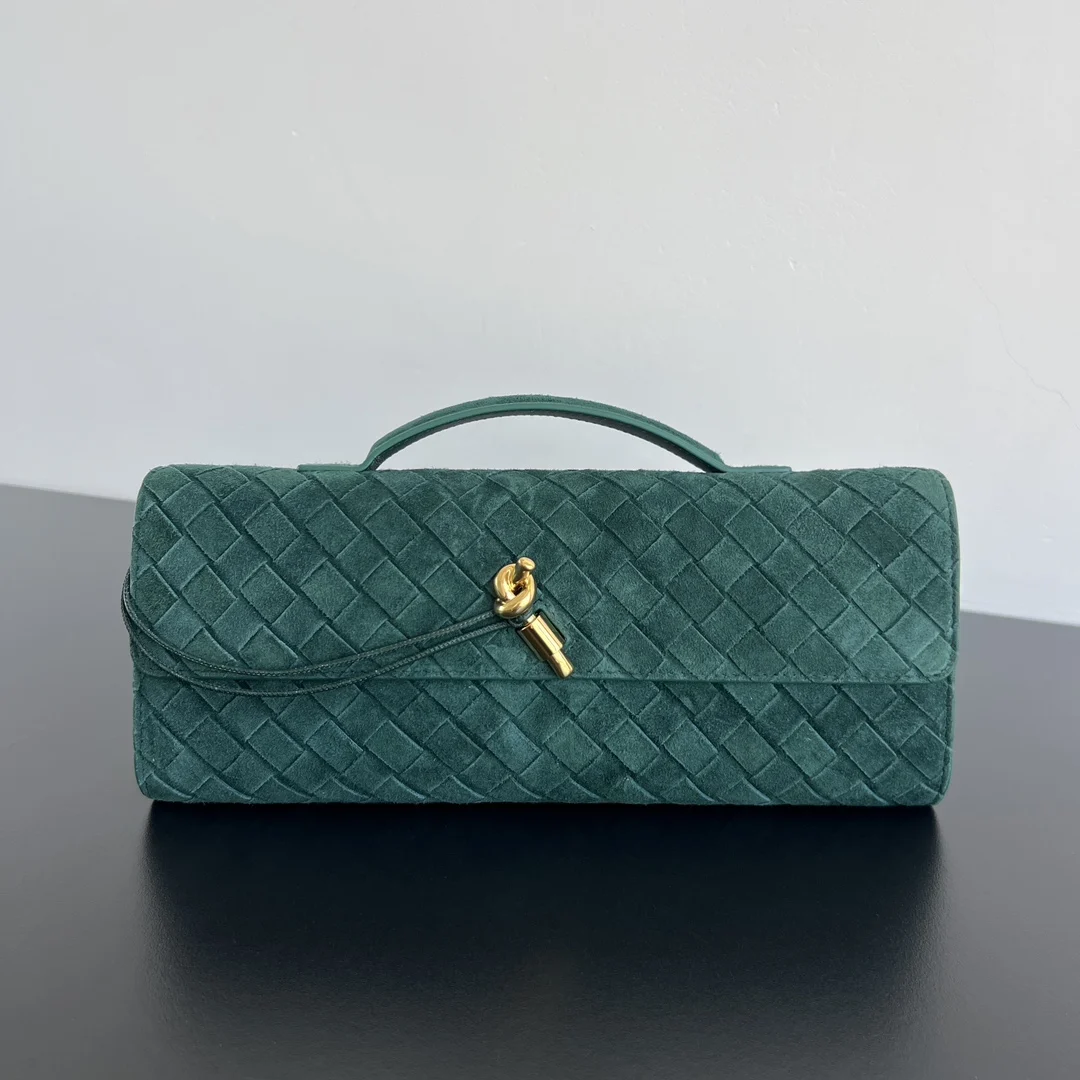 原单BV钱包|高仿BV钱包|精仿BV钱包|一比一BV钱包 Bv Clutch 长款手拿包 741511  配有提手 手拿包的设计体现了精致与高级的品味 采用精致工艺intreccio编织反绒  即可手拿也可手提或夹腋下 金属绳结点缀 散发出气质与高贵   内里配有拉链隔层 是你日常生活的的好伴侣         无论你是走在红毯上还是参加晚宴 它都会为你增添一份独特的魅力 尺寸 31x13x3