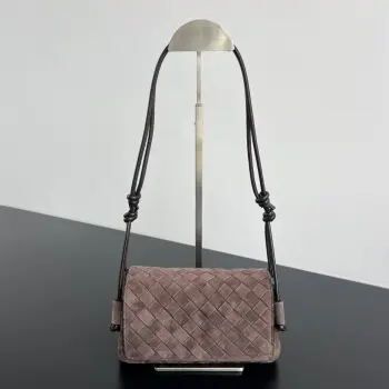  Bv新品 麂皮Notturno 斜挎包  843893 翻盖双隔层大容量小包包 上手超级轻盈又百搭   Intrecciato编织工艺 柔软耐磨反绒羊皮革 内里采用细腻麂皮 触感柔软舒适 没有多余装饰 却靠皮质本身的光泽感赢麻了 双绳肩带搭配绳结设计 可随意调节长度适配不同的背携需求 内里分两个独立立体空间 中间设有拉链隔层 告别杂乱翻找  小小身板大大容量 适配通勤 约会等多种场景 随手拎起便是毫不费力的时髦感 尺寸 21x11x9