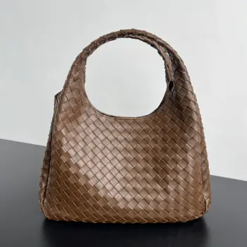 BV新品 Campana手袋  844250  经典回归的Campana手袋复古有魅力  灵感来源04年的经典馆藏 每一根皮条都是用两层Nappa小羊皮制成  展现着内外全编织的极致工艺 包身超级轻盈 采用皮革系带开合 配有隐藏式磁扣 拥有两种形态可切换 容量大到惊人 不管是日常出行 还是旅行放各种小物   都能轻松搞定 通勤约会两手抓 随手拎出法式慵懒  尺寸 39x25x18.5
