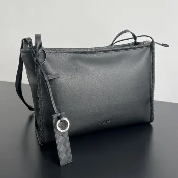  BV新品 Corriere 男女通用  826852 这款包包特点是 功能性和百变的背法 包身编织滚边细节 远看干净利落 近看暗藏的编织纹理  半藏半露 的设计 更显轻盈高级 粒面牛皮细腻柔软 自重轻坠垂感强 内衬帆布 耐磨抗造 双肩带可随意调节 实现多种背法 非常灵活 配有金属钥匙扣环可拆可缀 细节感满满 尺寸超大 可装下15寸笔记本电脑 非常适合通勤或短途旅行  尺寸 39x29x14.5