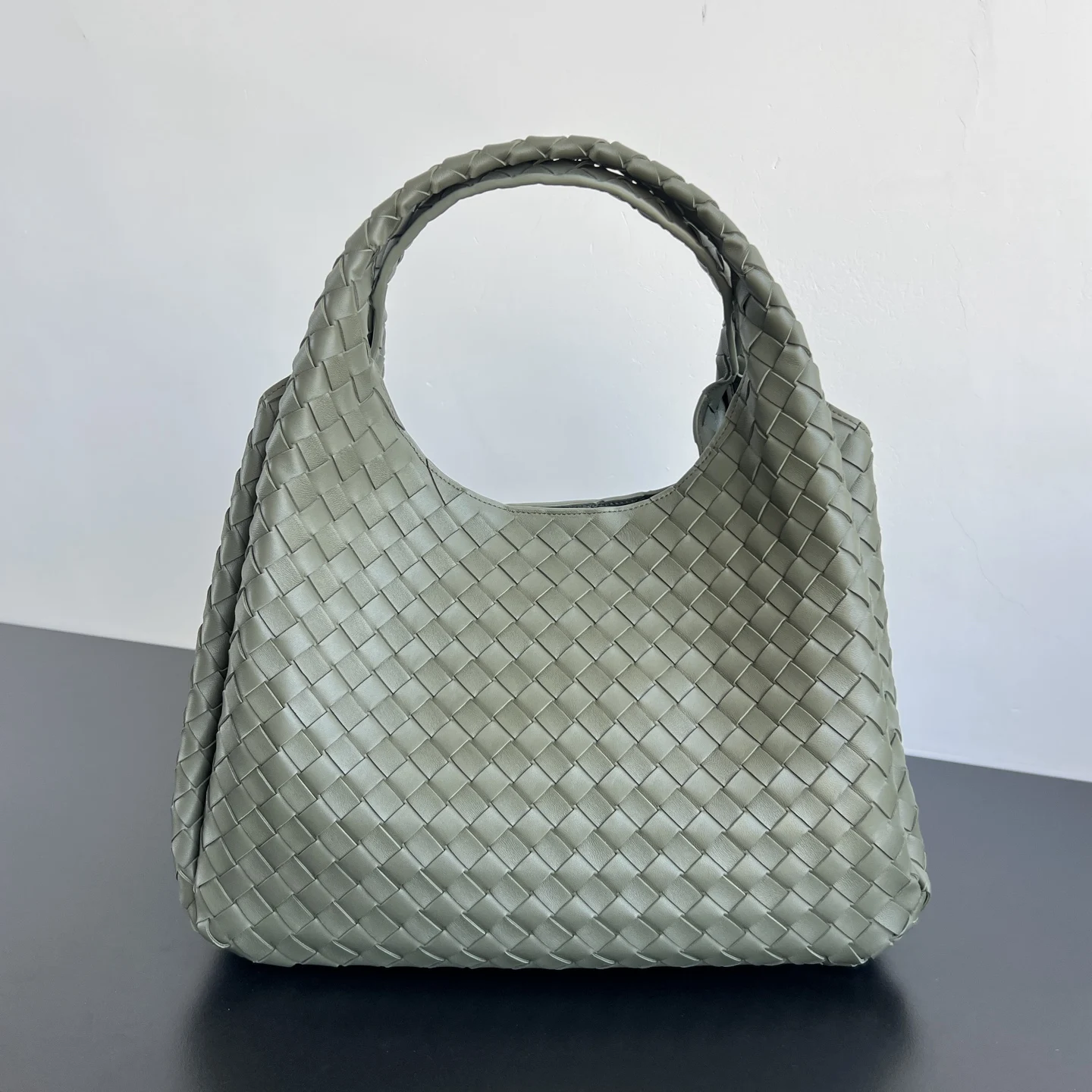 原单BV女包|高仿BV女包|精仿BV女包|一比一BV女包BV新品 Campana手袋  844250  经典回归的Campana手袋复古有魅力  灵感来源04年的经典馆藏 每一根皮条都是用两层Nappa小羊皮制成  展现着内外全编织的极致工艺 包身超级轻盈 采用皮革系带开合 配有隐藏式磁扣 拥有两种形态可切换 容量大到惊人 不管是日常出行 还是旅行放各种小物   都能轻松搞定 通勤约会两手抓 随手拎出法式慵懒  尺寸 39x25x18.5