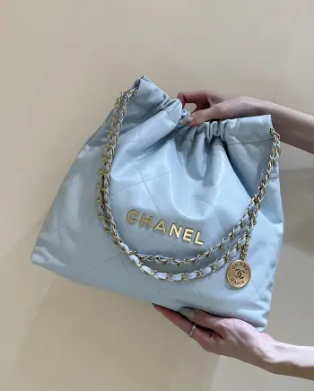 纯原  号24p新颜色 22 bag中号正品 48100 购入独家原厂方框小牛皮本季最火最值得入手的系列 它的名字叫22 bag 小香凡是以数字命名的都必火爆也一定会成为经典超级时尚和大气 非常好搭配 那就对啦背上就是顶流 中号编号AS3261尺寸39x42x8cm