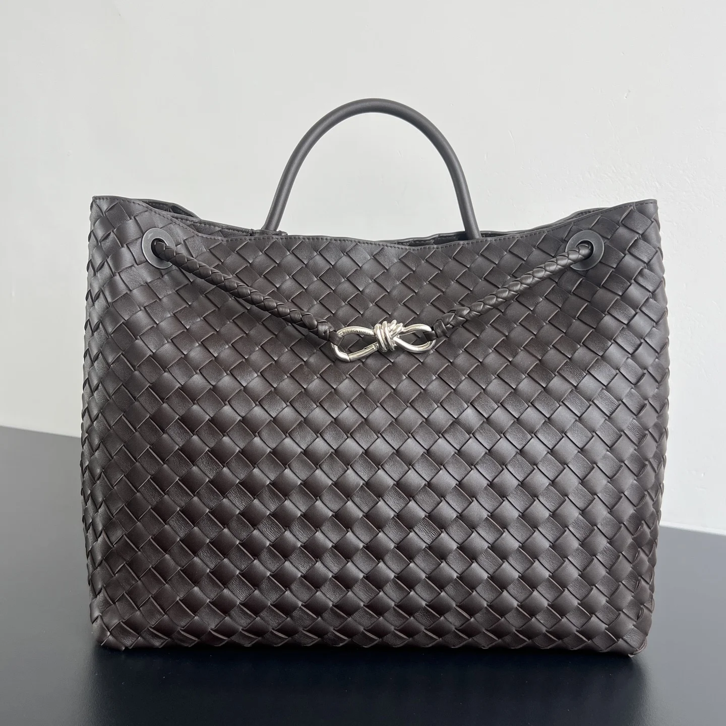 原单BV女包|高仿BV女包|精仿BV女包|一比一BV女包Bottega Veneta 2023春夏新款Andiamo手袋  众多明星同款  743575  经典的全身皮革编织搭配金色绳结扣 够沉稳也够潇洒整体皆由Nappa羊皮革制成 舒适柔软且富有动感 可滑动的金属绳结扣可以调整肩带 单肩 手伶 斜挎 多种背法 包身容量大 通勤 日常 出游都很合适 这款包分为小号 中号  大号 总有一款适合你  那就带我走叭  尺寸:45*22*34