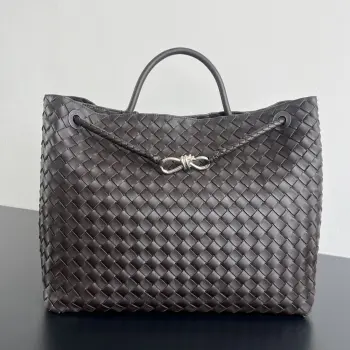 Bottega Veneta 2023春夏新款Andiamo手袋  众多明星同款  743575  经典的全身皮革编织搭配金色绳结扣 够沉稳也够潇洒整体皆由Nappa羊皮革制成 舒适柔软且富有动感 可滑动的金属绳结扣可以调整肩带 单肩 手伶 斜挎 多种背法 包身容量大 通勤 日常 出游都很合适 这款包分为小号 中号  大号 总有一款适合你  那就带我走叭  尺寸:45*22*34