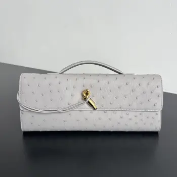 BV新品 鸵鸟皮Andiamo 805241   拥有它就是身份的象征 富婆姐妹们爱的低调高级晚宴包 每个色都很温柔呀 采用珍贵鸵鸟皮 皮上有独特的珍珠孔 每一颗天然毛孔都是独一份的肌理 摸起来细腻又带点颗粒感的柔 软呼呼的包型是慵懒的云朵感  但鸵鸟的韧性又让它撑得起 显贵 的骨架 金属绳结扣和鸵鸟皮的哑光感撞得刚好 低调里透着毫不费力的贵气 是一只懂女生审美的包 温柔有力量 适合想低调显贵的你 尺寸 31x13x3