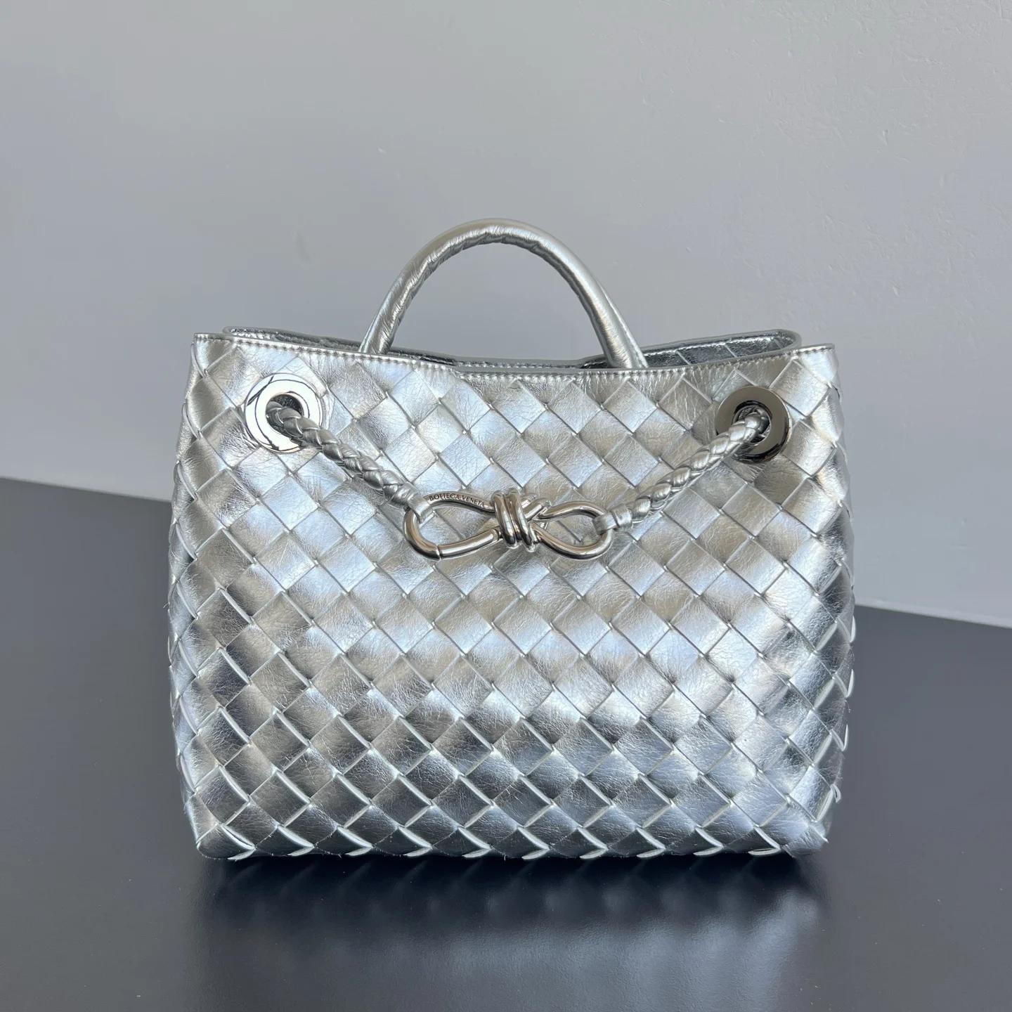 原单BV女包|高仿BV女包|精仿BV女包|一比一BV女包Bottega Veneta Andiamo银色编织手袋  众多明星同款  743568  眼前一亮一亮感觉 太高级啦 搭配金色绳结扣 够沉稳也够潇洒整体皆由Nappa羊皮革制成 舒适柔软且富有动感 可滑动的金属绳结扣可以调整肩带 单肩 手伶 斜挎 多种背法 包身容量大 通勤 日常 出游都很合适 这款包分为小号 中号  大号 总有一款适合你  那就带我走叭  尺寸:25x22x10.5