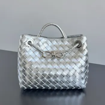 Bottega Veneta Andiamo银色编织手袋  众多明星同款  743568  眼前一亮一亮感觉 太高级啦 搭配金色绳结扣 够沉稳也够潇洒整体皆由Nappa羊皮革制成 舒适柔软且富有动感 可滑动的金属绳结扣可以调整肩带 单肩 手伶 斜挎 多种背法 包身容量大 通勤 日常 出游都很合适 这款包分为小号 中号  大号 总有一款适合你  那就带我走叭  尺寸:25x22x10.5