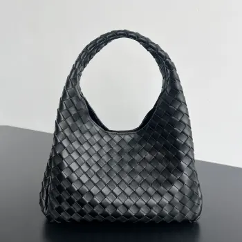 BV新品 Campana手袋  844249  经典回归的Campana手袋复古有魅力  灵感来源04年的经典馆藏 每一根皮条都是用两层Nappa小羊皮制成  展现着内外全编织的极致工艺 包身超级轻盈 采用皮革系带开合 配有隐藏式磁扣 拥有两种形态可切换 容量大到惊人 不管是日常出行 还是旅行放各种小物   都能轻松搞定 通勤约会两手抓 随手拎出法式慵懒  尺寸 33x20x16.5