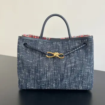 BV新品 Andiamo丹尼牛仔布 836381 毛圈牛仔布自带复古做旧感 搭配编织皮肩带和标志性的扭结金扣 随性又不失精致度 包口的维希格纹内衬是点睛小细节 颜色俏皮时髦  空间充足 容量王者实锤 同轴编织肩带任意切换背法  百搭百变随心所欲 毫不费力松弛时髦感 牛仔控必入 尺寸 35x25x11
