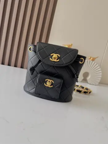 Chane Vintage双肩包 毫不夸张的说 这是一款可以传宗接代的vintage背包 经典双c logo 菱格纹 搭配金色金属 皮链肩带质感十足 小羊皮柔软细腻 忍不住想要拥有并呵护它 一年四季都能用 任何风格都能驾驭 包柜里必须得有它 尺寸17 7 15cm编号 A2211.