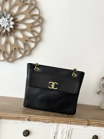 Chane Vintage购物袋 球纹金扣的搭配 vintage情怀在这个包上洒了一地 牛皮材质经久耐用 辨识度极高的大双C Logo 大容量 走在路上超飒 它的包身上有个翻盖隔层 空间巨大的那种 非常方便放手机 纸巾钥匙等小物件 包后面还有个大隔层 包里面有着2个拉链小袋 巨多分层 真的太贴心了 收纳分类分明 可盐可甜 有颜值 有容量有面子 无论是休闲 还是通勤装都能完美hold住 编号 A2214尺寸26 10.5 22cm 黑色 羊皮