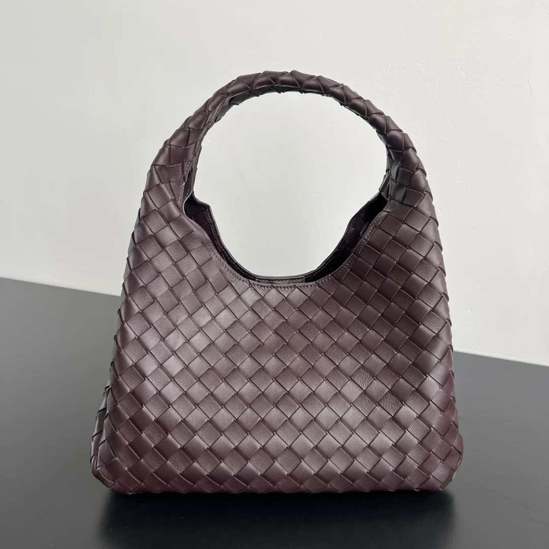 原单BV女包|高仿BV女包|精仿BV女包|一比一BV女包BV新品 Campana手袋  844249  经典回归的Campana手袋复古有魅力  灵感来源04年的经典馆藏 每一根皮条都是用两层Nappa小羊皮制成  展现着内外全编织的极致工艺 包身超级轻盈 采用皮革系带开合 配有隐藏式磁扣 拥有两种形态可切换 容量大到惊人 不管是日常出行 还是旅行放各种小物   都能轻松搞定 通勤约会两手抓 随手拎出法式慵懒  尺寸 33x20x16.5