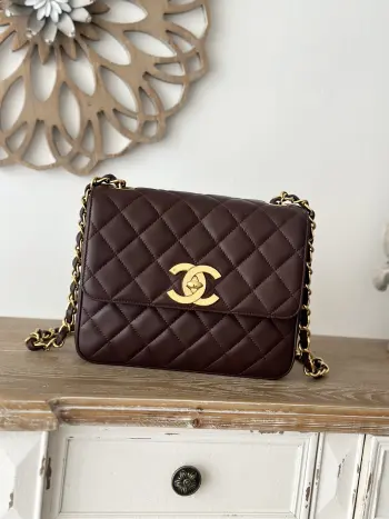 新货 回货 贝嫂同款 羊皮 棕色现货 Chane Vintage绝版大金扣CFOhanel Classic Flap Bag是1983年老佛爷接手Ohanel后对香奈儿女士的设计稍作改动后重新推出的作品 也是老佛爷本人最得意的开山之作 其中很受明星们和博主们欢迎的就是这款大号CF了它的亮点在于这个镀金的大双C logo 现在专柜版的CF已经没有这样的设计了 都是小双c 采用口盖设计 容量非常大 可单肩 斜挎 也可以把手链收短变手提包  尺寸25 20 9cm 编号A2218 中号竖款 棕色 羊皮
