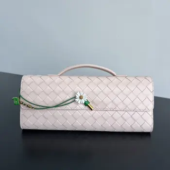 BV新品 Andiamo Clutch 小皱菊手拿包  836810  一款特别的Andiamo手包 立体精致的花卉小菊花 再用手工珐琅彩绘 每一片花瓣都像真花一样水灵灵 给手袋加入了珠宝般的点缀 拿在手上自带仙气滤镜 当小皱菊和硬朗有型羊皮编织碰撞 极富有自然气息和精美工艺 它不仅是一个包 是一个艺术品 更是一个自己审美的品味 尺寸 31x13x3