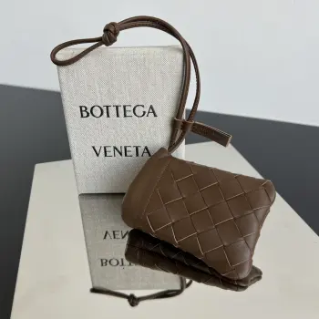 Bv新品 编织卡包挂饰   843903  它不是普通的挂饰 是可以装卡片和各种小物件的精致包挂  经典编织工艺 羊皮纹理细腻柔软 抽绳束口开合 内里装门禁卡或耳机日常使用超便利 挂在包包上 大包抱小包 叠叠乐 的搭配 点缀品牌的标志性元素  即可爱又实用 是日常吸睛搭配神器 尺寸 11x8.5